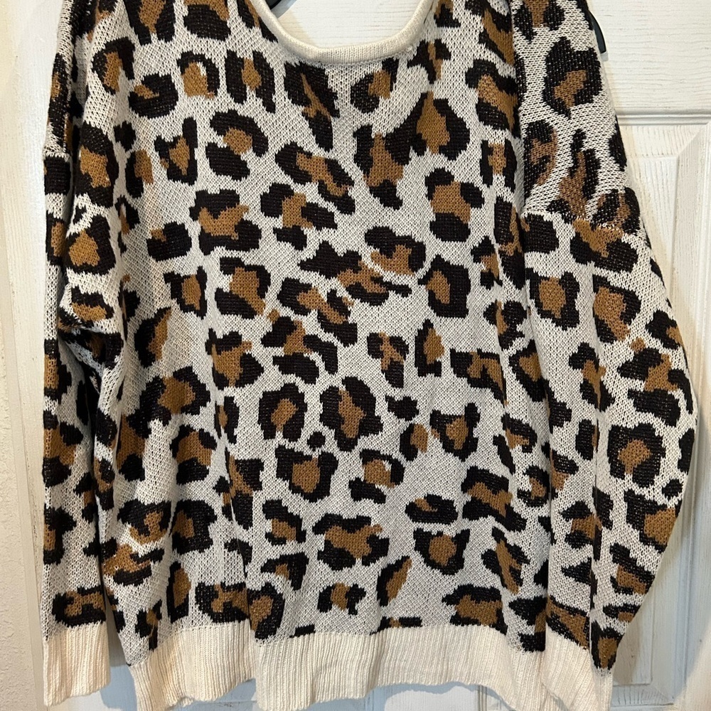 NWOT Full Circle Trends Leopard Long Sleeve Front Twist Sweater - Picture 2 of 4
